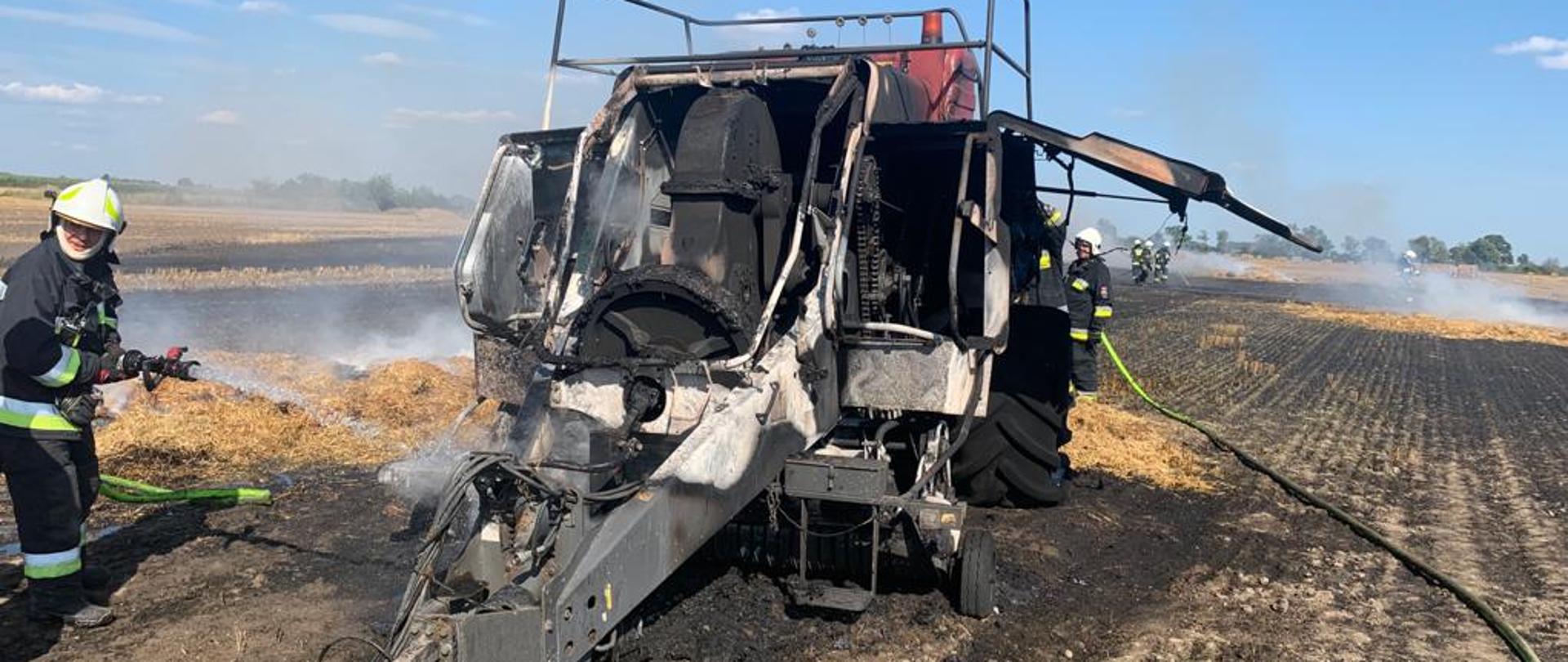 Dzień, strażak podający wodę na spaloną maszynę