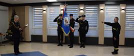 Nowy funkcjonariusz str. Rafał Olko składa ślubowanie na Sztandar Komendy Komendantowi Powiatowemu PSP w Mińsku Mazowieckim.