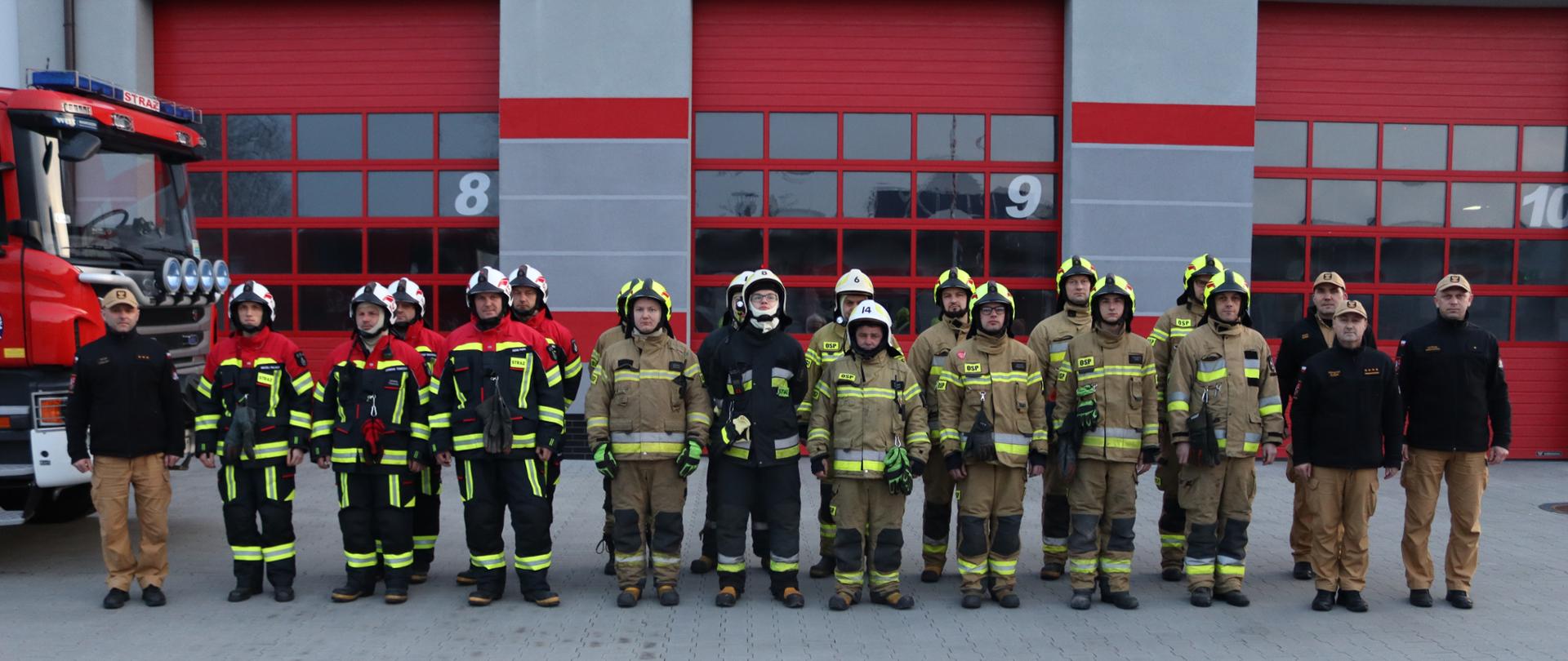 Strażacy polbruk komendant szereg strażaków 