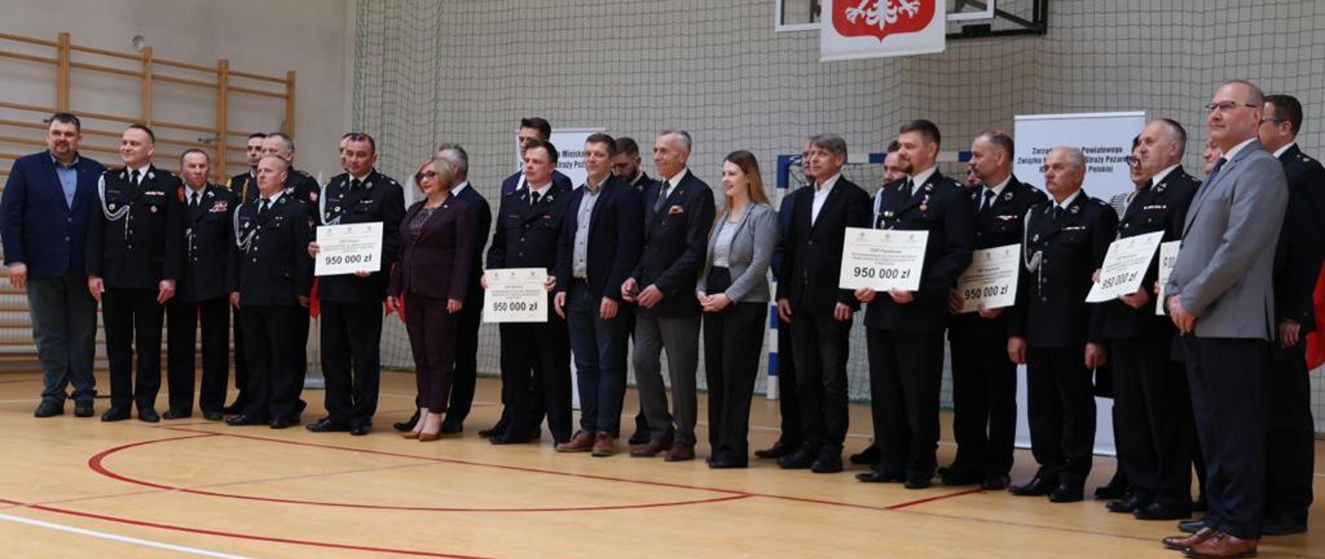 Uczestnicy uroczystości z promesami