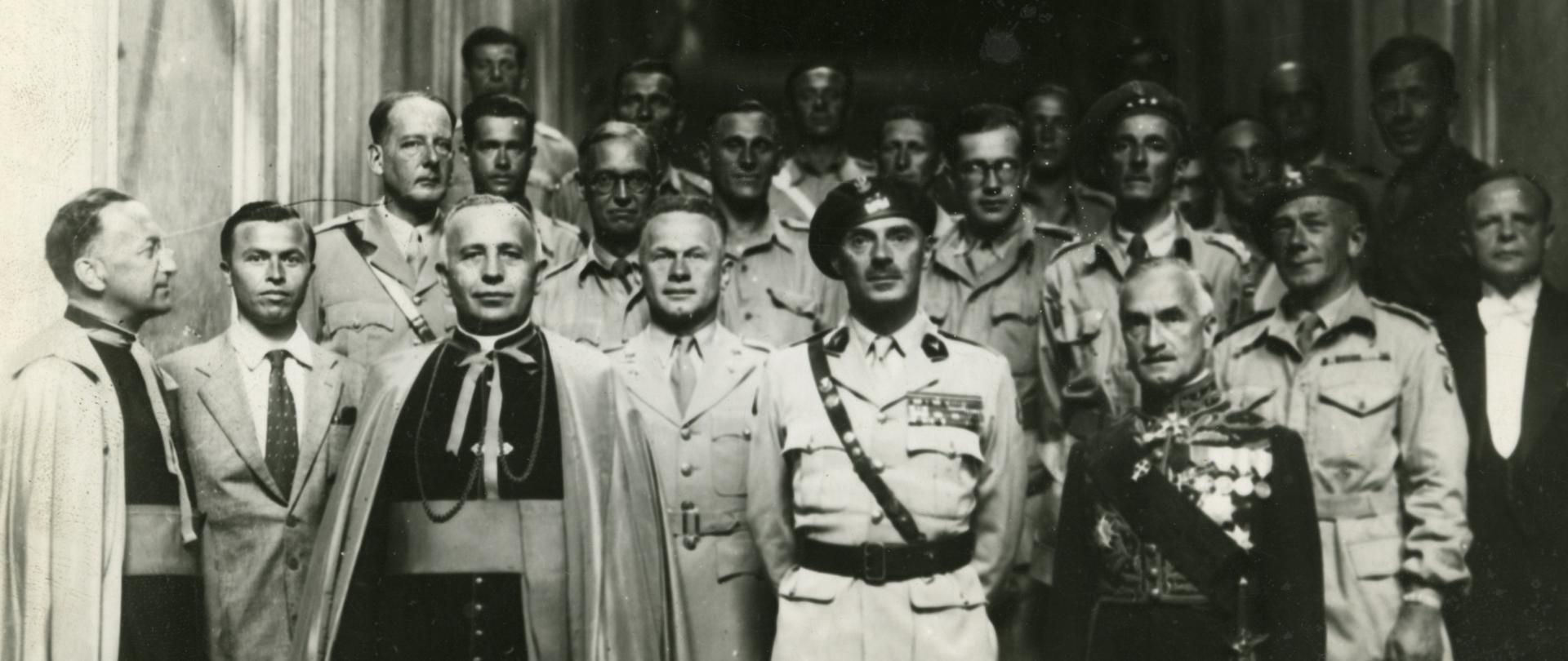 20.06.1944, Watykan.
Przed audiencją u papieża Piusa XII. Od lewej w pierwszym rzędzie stoją: NN, NN, biskup polowy Józef Gawlina, generał Michał Karaszewicz-Tokarzewski, generał Władysław Anders, ambasador przy Stolicy Apostolskiej Kazimierz Papée, w drugim rzędzie od lewej stoją: generał Franciszek Kleeberg, podpułkownik Bąkiewicz, NN, porucznik Ludwik Łubieński, NN, podpułkownik Kończyc, radca ambasady Bronowski.
Fot. NN, Instytut im. Gen. Sikorskiego w Londynie. [teczka 102 - Pius XII]
