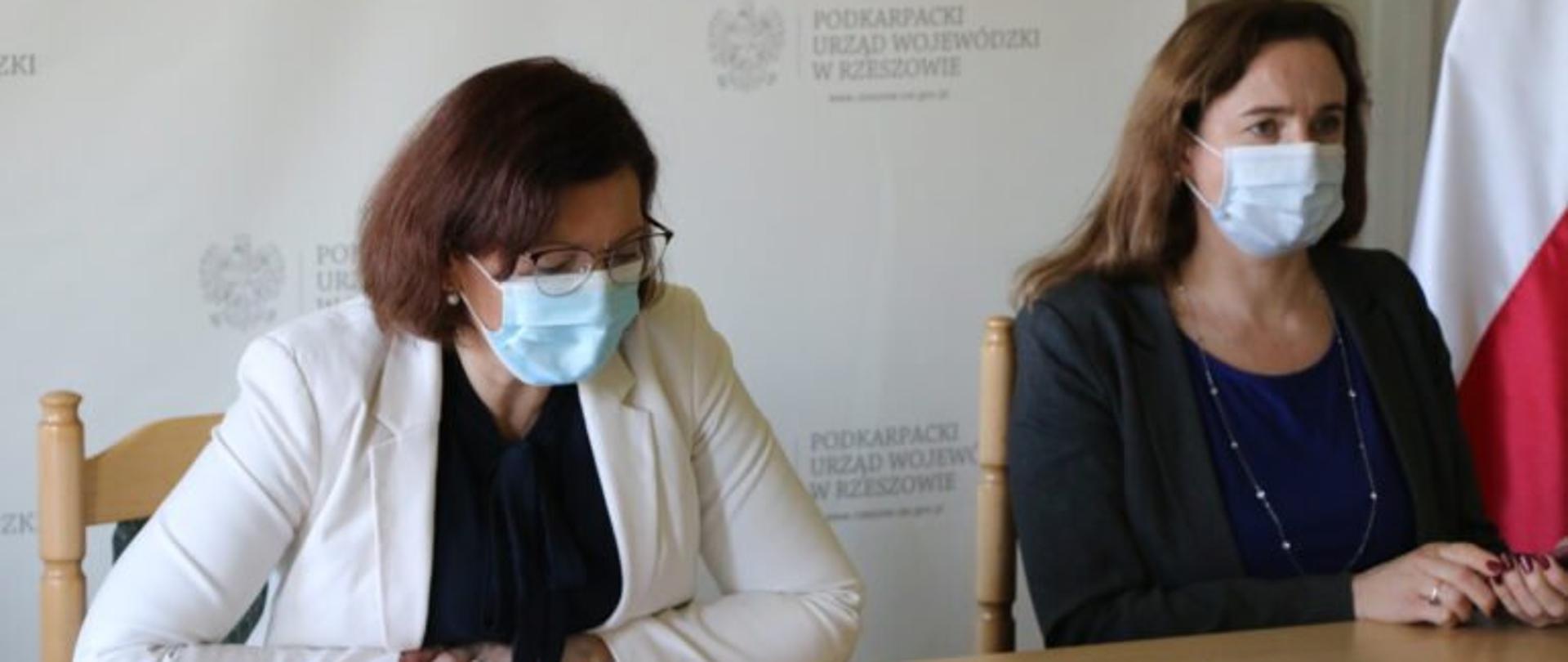 Wojewoda Ewa Leniart oraz zastępca dyrektora Wydziału Polityki Społecznej Podkarpackiego Urzędu Wojewódzkiego w Rzeszowie podczas spotkania dotyczącego Wojewódzkiego Planu Transformacji