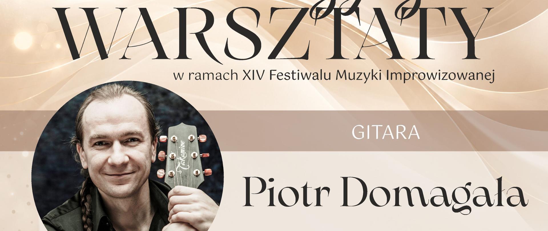 Plakat pionowy zapowiadający warsztaty muzyczne z zakresu gry na gitarze, organizowane w ramach XIV Festiwalu Muzyki Improwizowanej w Krzeszowicach. Warsztaty poprowadzi Piotr Domagała. Plakat utrzymany jest w eleganckiej, stonowanej stylistyce, z dominacją jasnych odcieni kremu, beżu i złamanej bieli, uzupełnionych ciemnobrązowym tekstem oraz delikatnymi, złocistymi akcentami.
1. Górna część plakatu – tytuł warsztatów
W górnej części znajduje się duży, ozdobny napis:
„Muzyczne
WARSZTATY”
Słowo „Muzyczne” zapisano dekoracyjną, kaligraficzną czcionką z długimi, płynnymi zawijasami. Poniżej umieszczono słowo „WARSZTATY”, zapisane bardzo dużymi, eleganckimi literami szeryfowymi w kolorze ciemnobrązowym.
Pod tytułem znajduje się napis:
„w ramach XIV Festiwalu Muzyki Improwizowanej”
Jest on zapisany mniejszą, prostą czcionką w ciemnym kolorze.
Niżej widoczny jest szeroki, poziomy pas w odcieniu jasnego, pudrowego brązu. Na jego środku, białymi, dużymi literami, zapisano:
„GITARA”
2. Fotografia i nazwisko prowadzącego
W lewej części plakatu znajduje się duża, okrągła fotografia przedstawiająca gitarzystę. Mężczyzna ma długie, ciemne włosy splecione w warkocz, jasną cerę i delikatny uśmiech. Ubrany jest w ciemną koszulę oraz ciemną, oliwkowozieloną kurtkę. Trzyma gitarę, której główka z kluczami widoczna jest obok jego twarzy, po prawej stronie zdjęcia. Tło fotografii jest ciemne, z rozmytymi szaroczarnymi elementami.
Po prawej stronie zdjęcia, na jasnym tle, dużą, ozdobną czcionką szeryfową zapisano imię i nazwisko prowadzącego:
„Piotr Domagała”
3. Biografia prowadzącego warsztaty
Pod okrągłą fotografią, w lewej części plakatu, znajduje się rozbudowany opis sylwetki artysty. Tekst zapisany jest niewielką, ciemnobrązową czcionką, z wyrównaniem do lewej strony.
Pełna treść brzmi:
„dr Piotr Domagała - gitarzysta jazzowy, twórca oryginalnych projektów muzycznych z pogranicza jazzu i muzyki folk, laureat mistrzowskich konkursów gitarowych. W swoim dorobku ma cztery autorskie płyty wysoko ocenione przez publiczność i krytykę. Swoją muzykę prezentował na wielu europejskich (Niemcy, Wielka Brytania, Austria, Słowacja, Francja) i polskich scenach muzycznych.
Jest wykładowcą klasy gitary w Instytucie Jazzu Akademii Muzycznej im. Karola Szymanowskiego w Katowicach, gdzie w 2012 roku obronił pracę doktorską pt. "Gitara we współczesnej muzyce jazzowej studium technik i możliwości brzmieniowych". Grał i nagrywał z czołowymi muzykami jazzowymi, m.in. Piotrem Wojtasikiem, Adamem Kawończykiem, Markiem Bałatą, współtworzył projekty muzyczne z udziałem muzyków klasycznych - Kwartetem Śląskim, Michałem Nagy, Arkadiuszem Krupą. Współpracował także z Narodową Orkiestrą Symfoniczną Polskiego Radia w Katowicach oraz Teatrem Muzycznym Capitol we Wrocławiu.
Jest też autorem opracowań muzycznych do filmów niemych realizowanych wspólnie z Teatrem im. J. Słowackiego w Krakowie. Współpracuje ze Stowarzyszeniem Artystycznym Terra Artis Lanckorona (m.in. jako wykładowca na Międzynarodowych Warsztatach Gitarowych w Lanckoronie) oraz z Agencją Artystyczną GAP z Krakowa.”
4. Data, godzina i miejsce warsztatów
W prawej części plakatu, na jasnym, kremowo-beżowym tle, umieszczono duży blok informacyjny dotyczący terminu wydarzenia.
Data zapisana jest w trzech liniach:
„16
października
16:00”
Liczba „16” jest bardzo duża i znajduje się na górze. Poniżej zapisano słowo „października”, a jeszcze niżej godzinę „16:00”, również dużymi cyframi.
Pod godziną znajduje się cienka, pozioma linia w kolorze szarobeżowym. Poniżej umieszczono informację o miejscu warsztatów:
„Aula PSM
ul. Ogrodowa 7,
Krzeszowice”
Tekst jest wyśrodkowany, zapisany ciemną czcionką o eleganckim, klasycznym kroju.
5. Informacja o zapisach i bezpłatnym udziale
W dolnej części głównego pola plakatu znajduje się szeroki, poziomy pas w kolorze jasnego, pudrowego brązu. Umieszczono na nim wyśrodkowany napis:
„Warsztaty bezpłatne - obowiązują zapisy na www.skalapasji.pl”
Adres internetowy „www.skalapasji.pl” jest podkreślony. Informacja wskazuje, że udział w warsztatach jest bezpłatny, ale wymaga wcześniejszego zgłoszenia.
6. Sponsorzy, partnerzy i patronaty medialne
Na samym dole plakatu znajduje się biały, poziomy pas z logotypami instytucji wspierających wydarzenie, sponsora oraz patronów medialnych.
Po lewej stronie widoczne jest logo:
„KULTURALNA MAŁOPOLSKA”
Obok niego znajduje się informacja:
„Projekt zrealizowany
przy wsparciu finansowym
Województwa Małopolskiego”
Dalej umieszczono logo i nazwę:
„POWIAT KRAKOWSKI”
wraz z informacją:
„PROJEKT ZREALIZOWANY
PRZY WSPARCIU FINANSOWYM
POWIATU KRAKOWSKIEGO”
Następnie widoczny jest herb/logo Gminy Krzeszowice oraz tekst:
„Projekt zrealizowany
przy wsparciu finansowym
Gminy Krzeszowice”
W prawej części pasa znajduje się nagłówek:
„Sponsorzy i partnerzy:”
Pod nim umieszczono logo i nazwę sponsora:
„KOPALNIE
PORFIRU I DIABAZU”
z dopiskiem:
„Sp. z o.o.”
Niżej znajduje się nagłówek:
„Patronat medialny:”
oraz trzy logotypy patronów medialnych:
- „Głos Seniora”
- „przełom.pl”
- „Krzeszowicki Magazyn”
7. Opis tła, kolorystyki i kompozycji
Tło plakatu jest jasne, kremowo-beżowe, z delikatnymi, płynnie układającymi się falami przypominającymi smugi światła, jedwabną tkaninę lub fale dźwiękowe. W górnej i bocznych częściach widoczne są cienkie, jasne linie, subtelne refleksy oraz rozproszone, niewielkie punkty świetlne w kolorach białym i złocistym.
Najważniejsze kolory plakatu to:
- kremowy i złamana biel – stanowią podstawę tła;
- beż i jasny, pudrowy brąz – wykorzystane w poziomych pasach informacyjnych;
- ciemny brąz i niemal czarny – kolory tytułów, nazwiska prowadzącego i tekstu biograficznego;
- szarości i czerń – widoczne na fotografii gitarzysty;
- oliwkowa zieleń – element ubrania przedstawionego na zdjęciu.
Kompozycja jest asymetryczna: fotografia oraz tekst biograficzny zajmują lewą część plakatu, natomiast data, godzina i miejsce warsztatów znajdują się po prawej stronie. Duże, ozdobne liternictwo w nagłówku przyciąga uwagę, a jasne tło zapewnia czytelność informacji. Dolny pas z logotypami ma charakter organizacyjno-informacyjny.
Plakat zaprasza na bezpłatne warsztaty gitarowe z Piotrem Domagałą, organizowane w ramach XIV Festiwalu Muzyki Improwizowanej. Spotkanie odbędzie się 16 października o godzinie 16:00 w Auli PSM przy ul. Ogrodowej 7 w Krzeszowicach. Obowiązują zapisy na stronie www.skalapasji.pl.