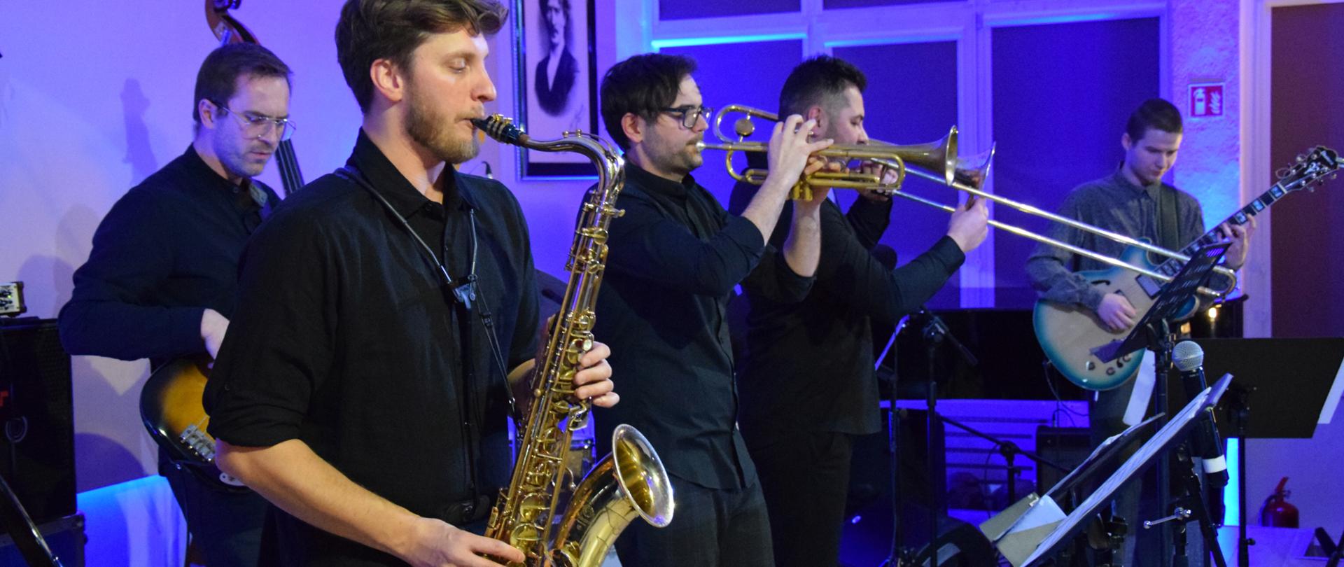 muzycy grający na scenie