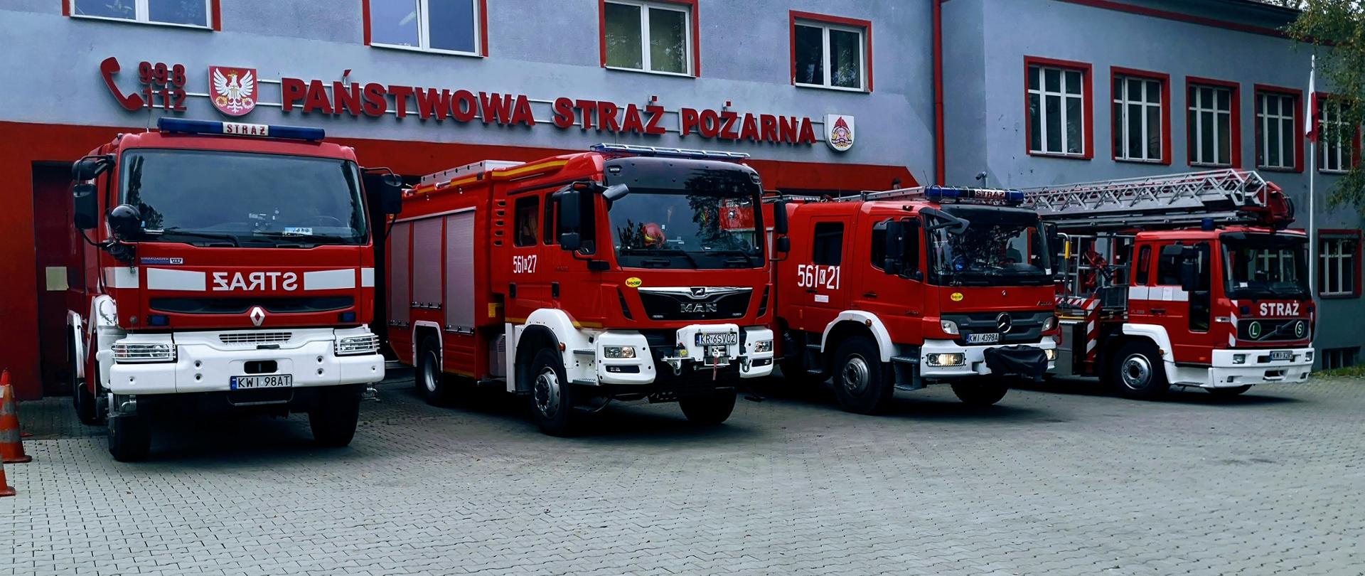Na zdjęciu samochody ratowniczo gaśnicze przed budynkiem Komendy Powiatowej PSP w Wieliczce
