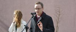 Wicewojewoda podlaski Tomasz Madras na odsłonięciu muralu gen. Władysława Sikorskiego 