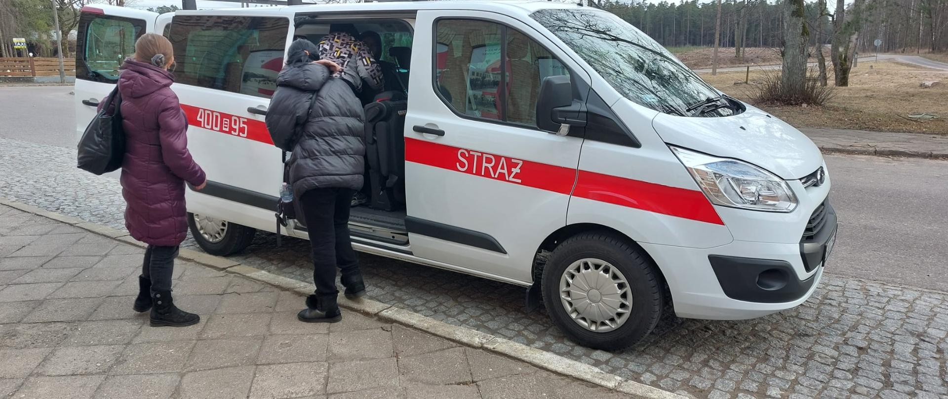 Na zdjęciu widoczny pojazd PSP podczas transportu uchodźców 