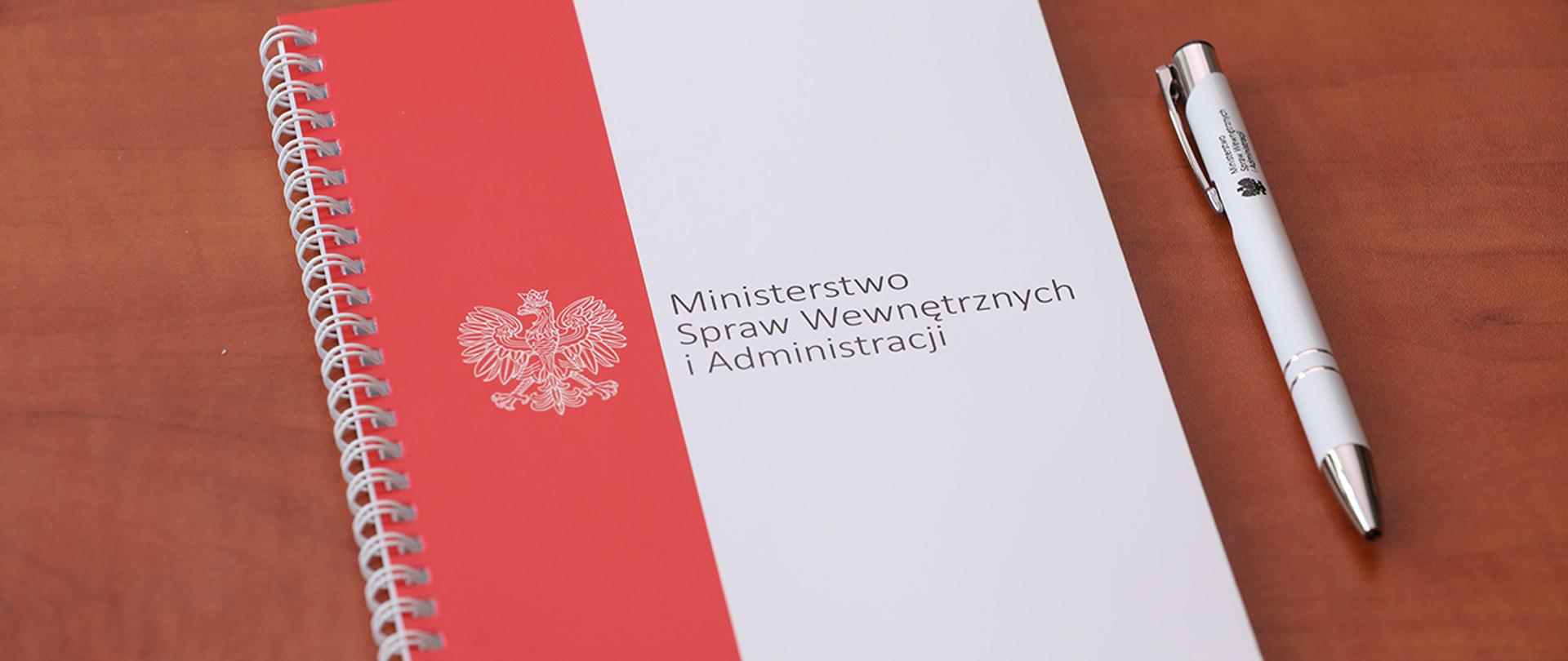 Notes MSWiA, obok długopis z logo resortu
