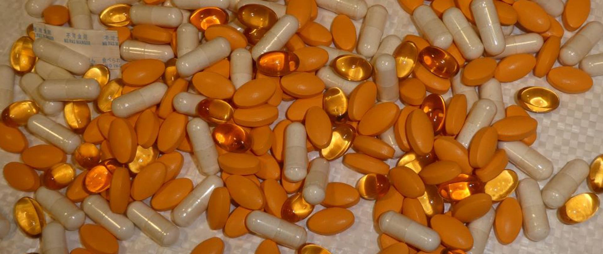 Pomarańczowe i białe tabletki