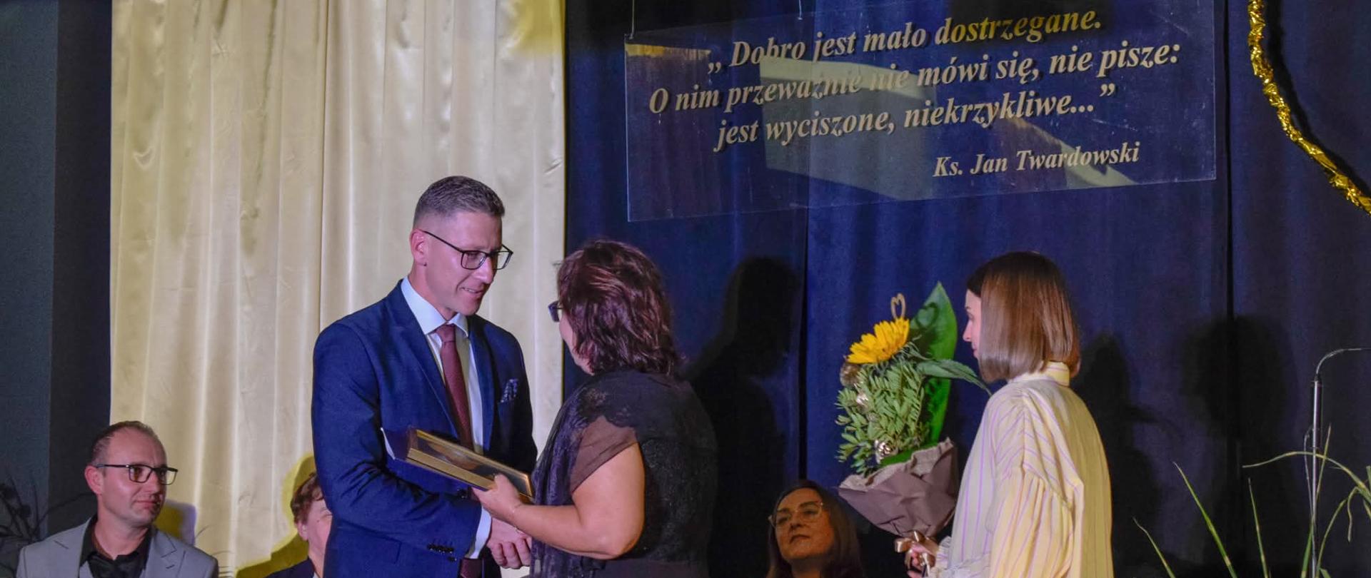 Funkcjonariusz komendy odbiera tytuł na uroczystej gali człowieka złotym sercu