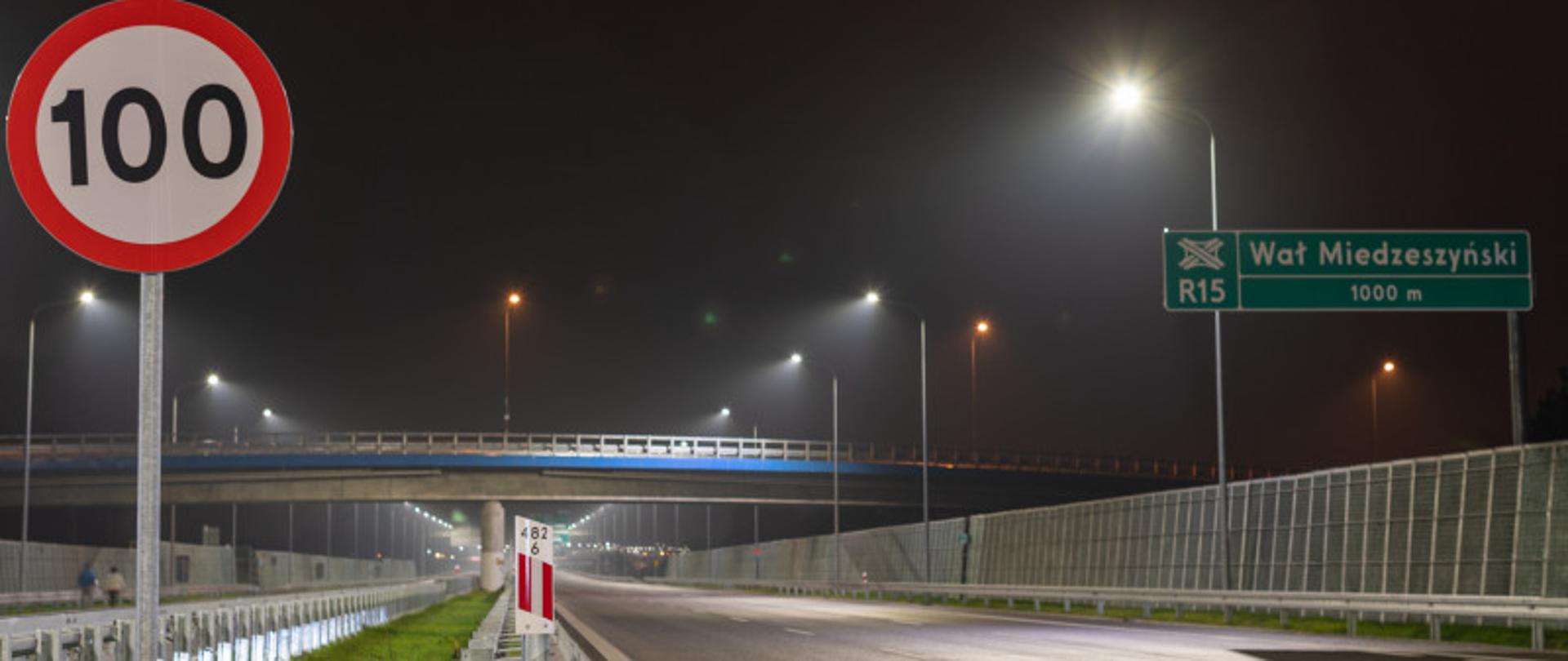 S2 Południowa Obwodnica Warszawy przy sztucznym oświetleniu przed oddaniem do ruchu. Na zdjęciu widać oznakowanie drogi