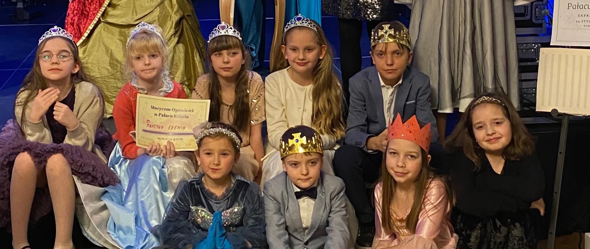 Grupa dzieci w strojach księżniczek i koronach na głowach