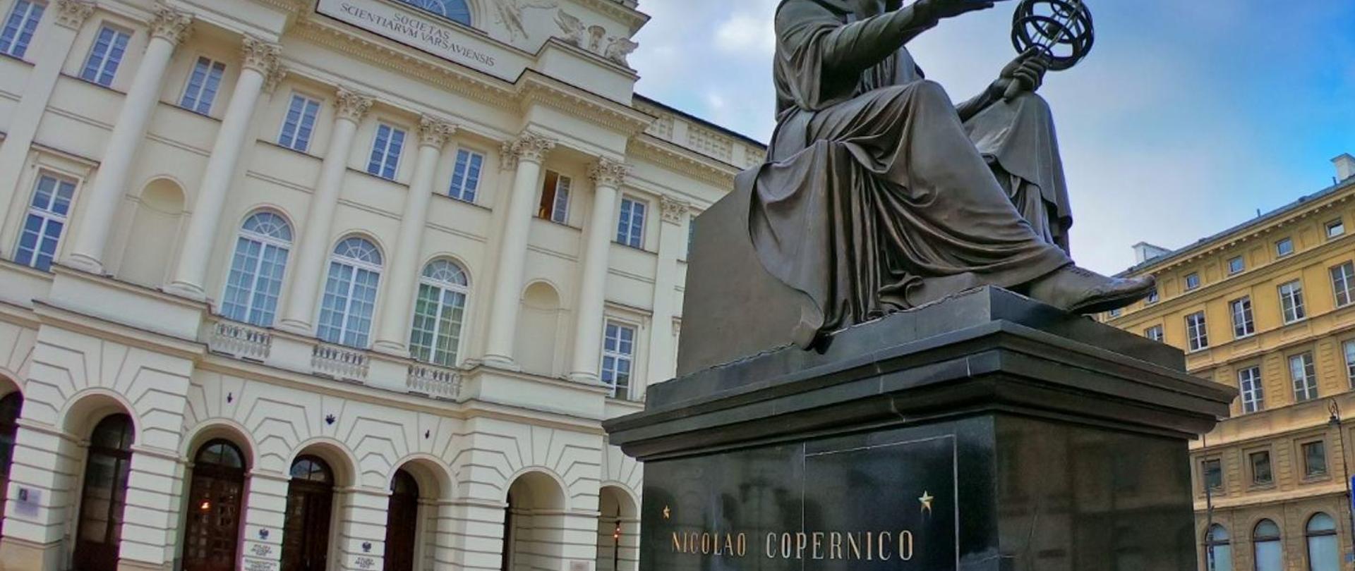 Siedziba PAN w Warszawie i pomnik Mikołaja Kopernika