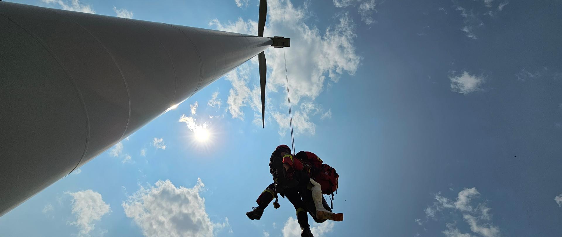 Ćwiczenia z zakresu ratownictwa wysokościowego na terenie farmy wiatrowej