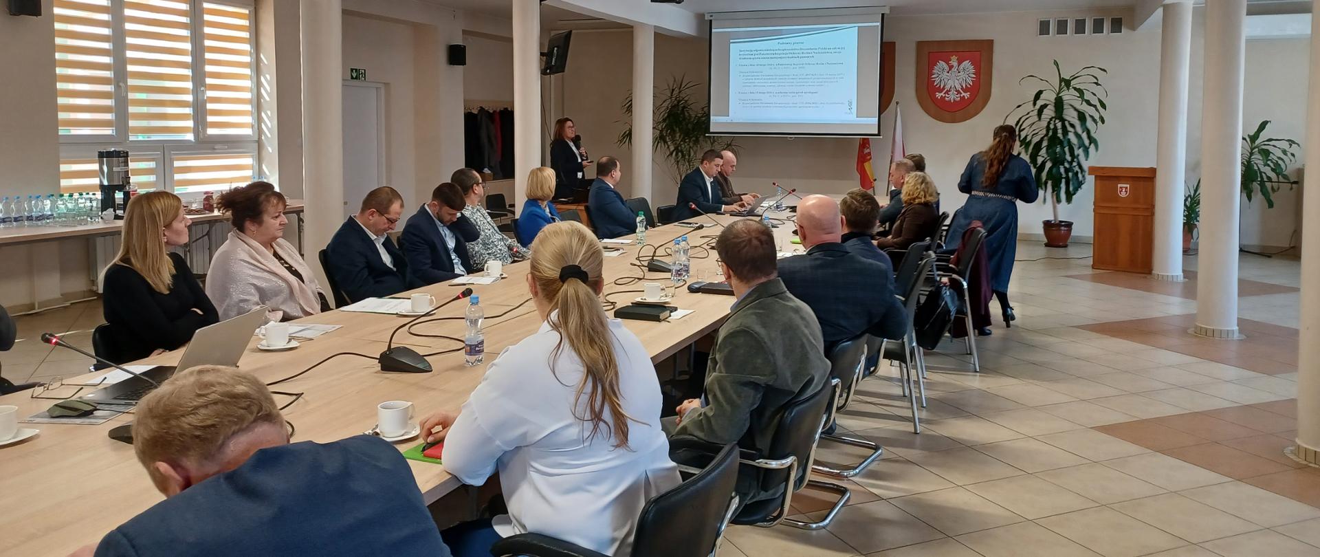 Grupa osób na sali obrad