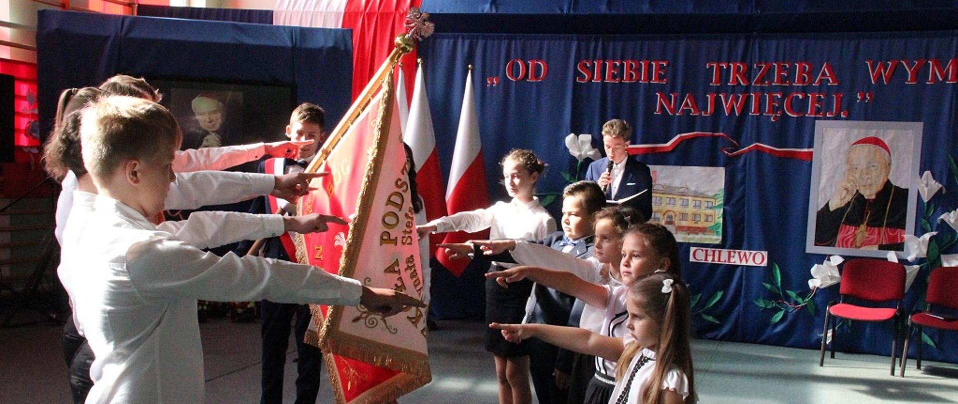 Uczniowie składają przysięgę na sztandar szkoły 