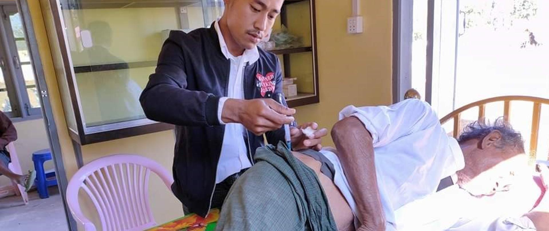 podanie zastrzyku pacjentowi