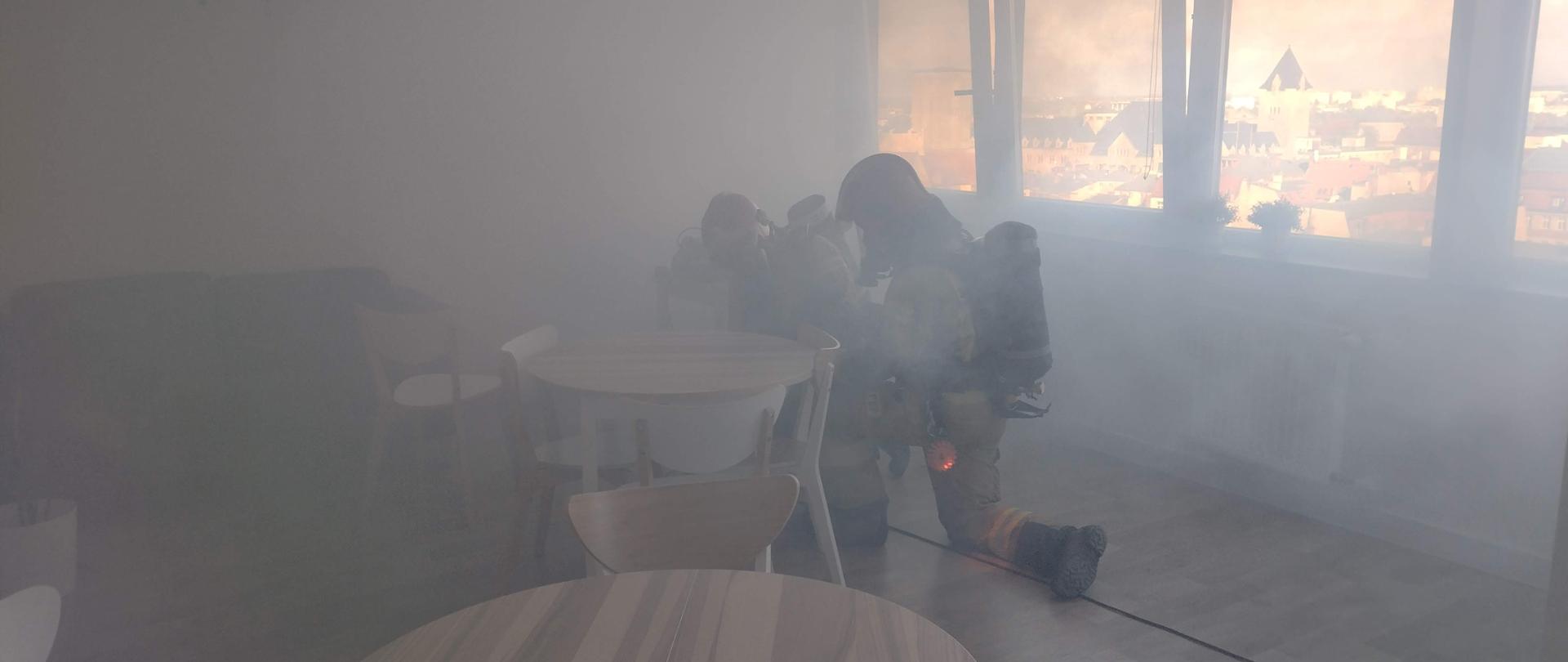 Strażacy w strefie zadymienia