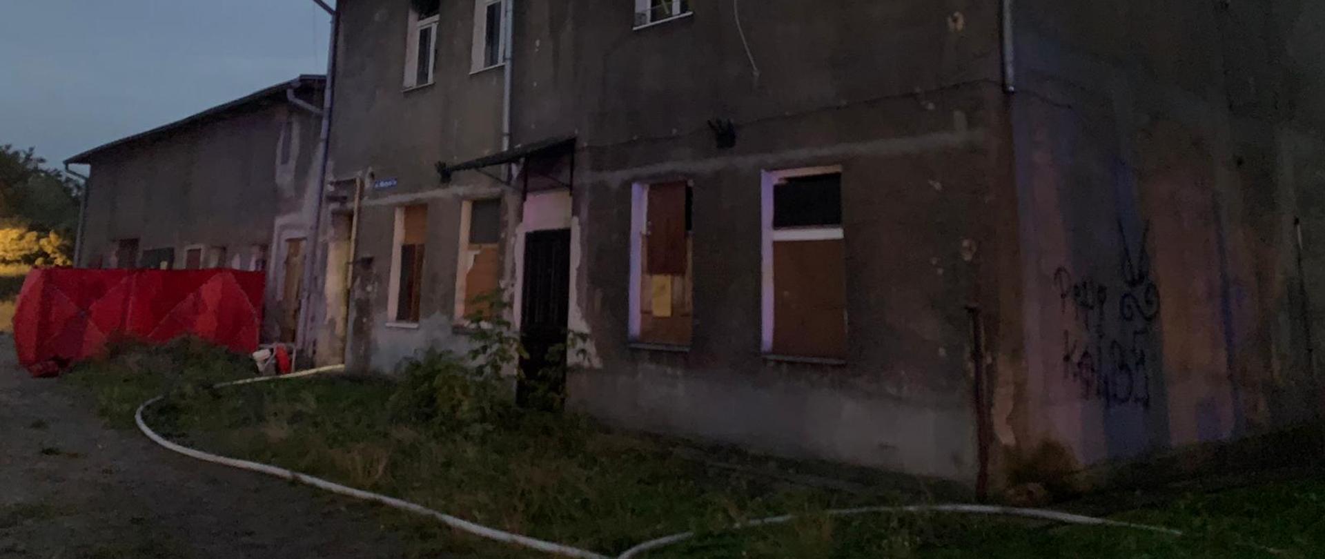 Na zdjęciu widać opuszczony budynek w którym doszło do pożaru.