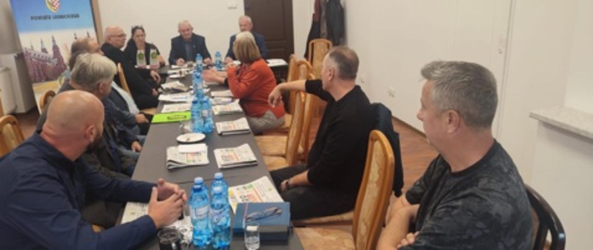 Uczestnicy siedzący na sali konferencyjnej.