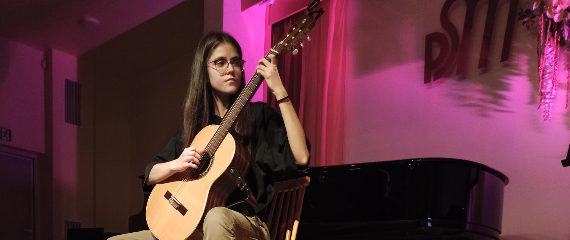 zdjęcie- uczennica grająca na gitarze, Natalia Bujak, fot. D. Wróbel