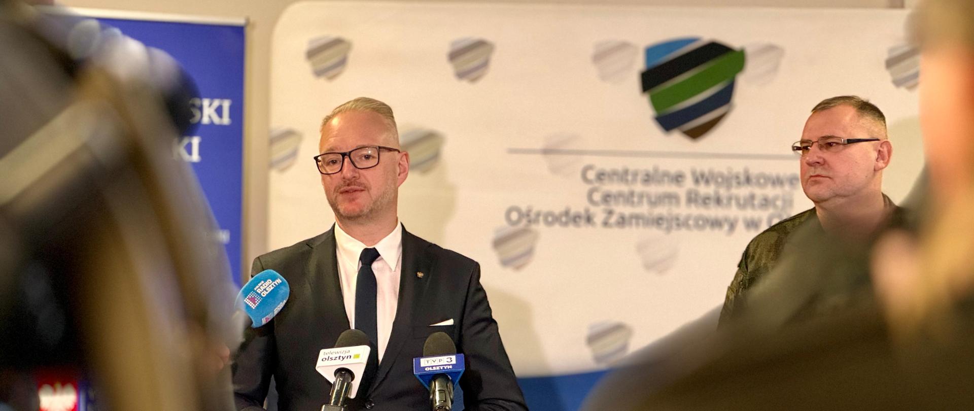 Wojewoda Radosław Król na konferencji prasowej 