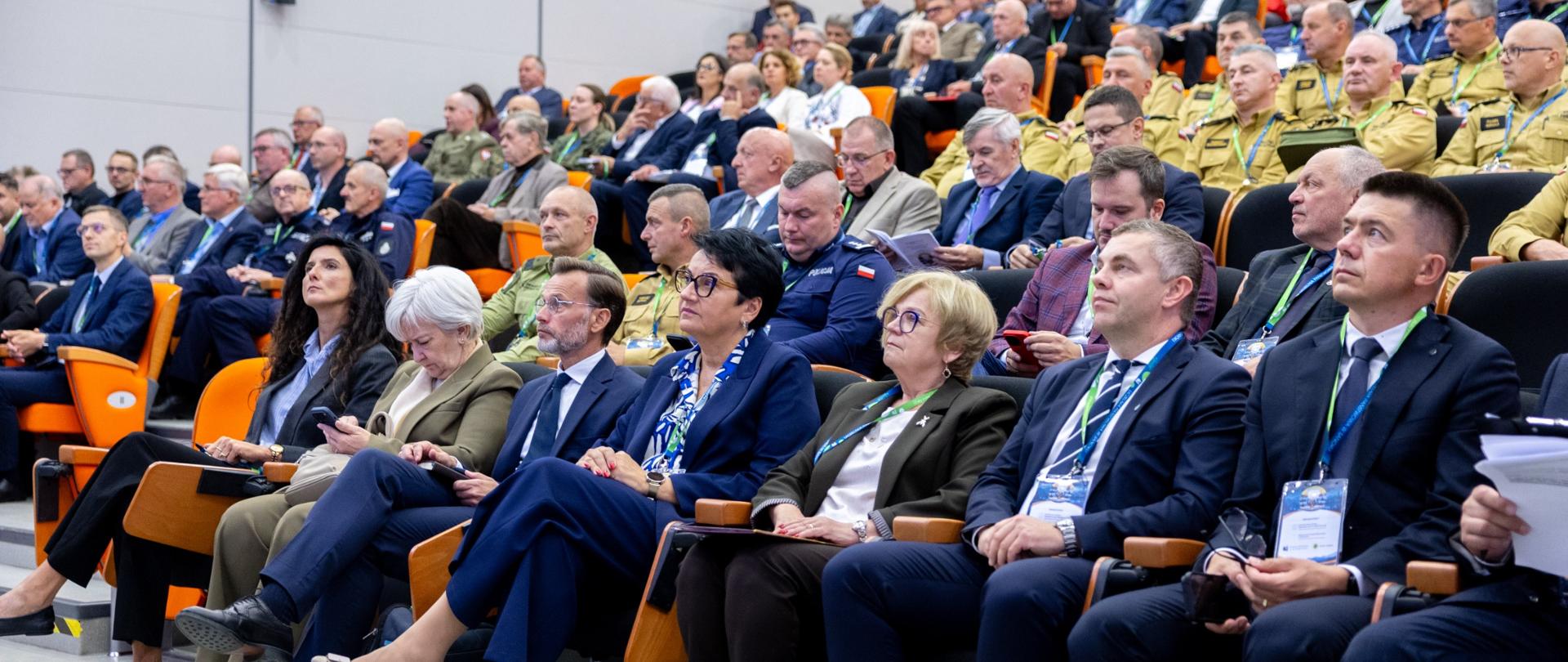 Zdjęcie przedstawia uczestników konferencji