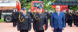 Minister i Komendant PSP z odznaczonym strażakiem.