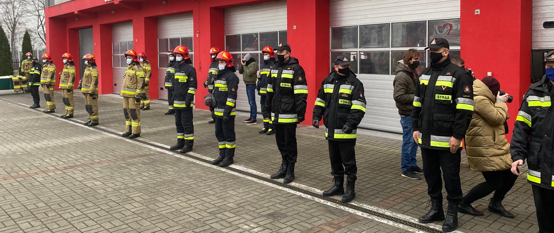 Strażacy KM PSP we Włocławku na apelu z okazji przekazania samochodu i sprzętu na placu zewnętrznym JRG 1