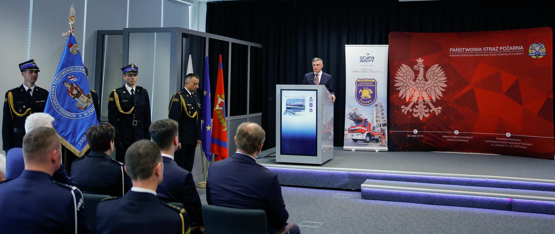 Wojewoda lubelski przemawia do zgromadzonych na uroczystości.