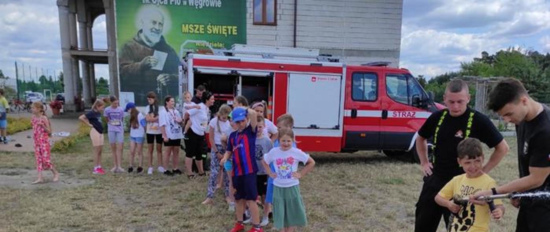 WĘGROWSCY STRAŻACY ODWIEDZILI DZIECI NA PÓŁKOLONIACH ORGANIZOWANYCH PRZEZ PARAFIĘ RZYMSKOKATOLIOCKĄ ŚW. OJCA PIO