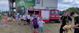 WĘGROWSCY STRAŻACY ODWIEDZILI DZIECI NA PÓŁKOLONIACH ORGANIZOWANYCH PRZEZ PARAFIĘ RZYMSKOKATOLIOCKĄ ŚW. OJCA PIO