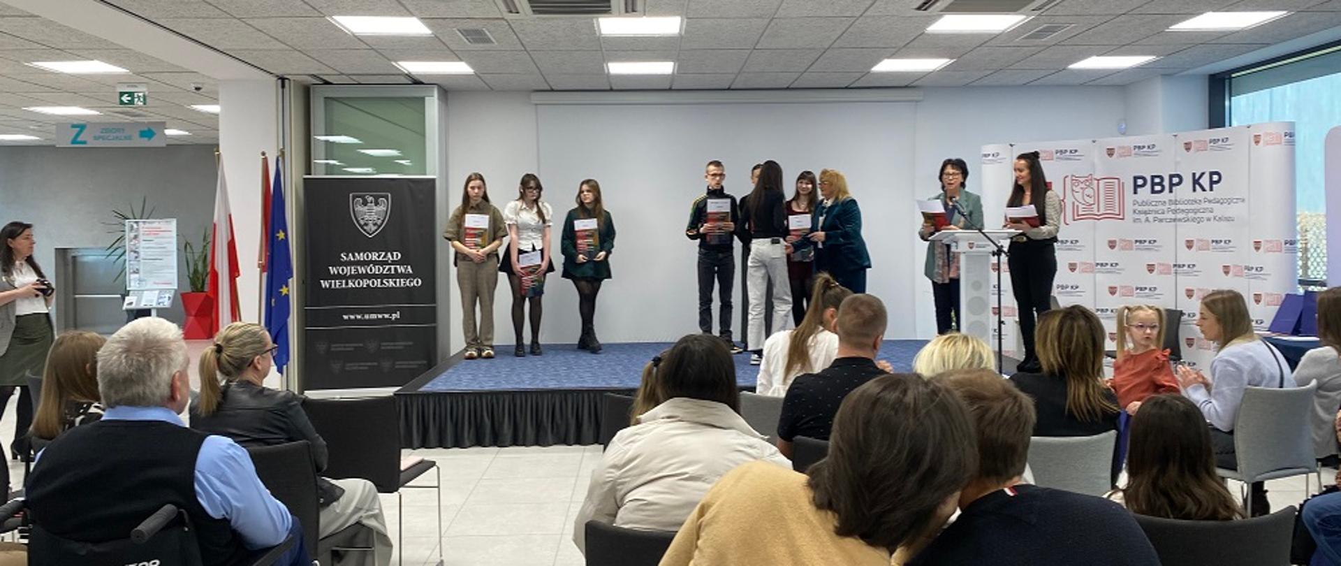 Na zdjęciu moment wręczenia nagród