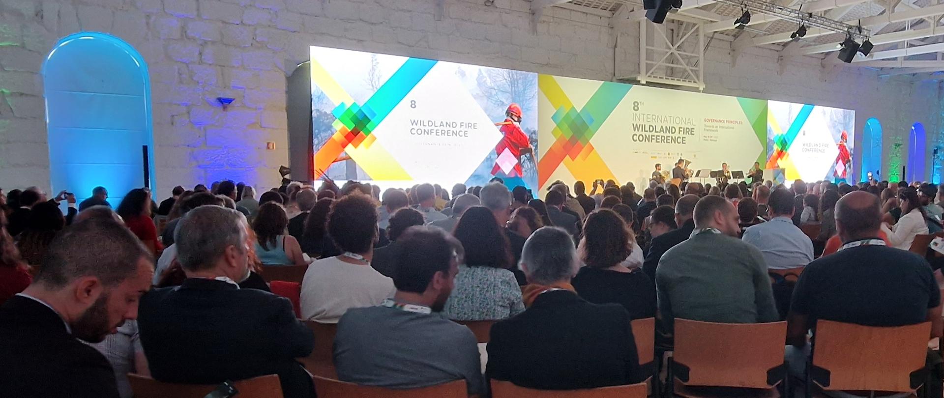 uczestnicy konferencji na sali słuchający wykładu