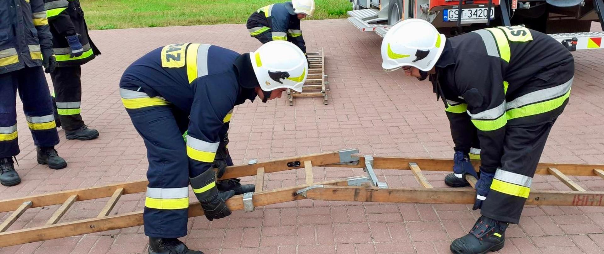 Zdjęcie przedstawia uczestników kursu podstawowego podczas ćwiczeń