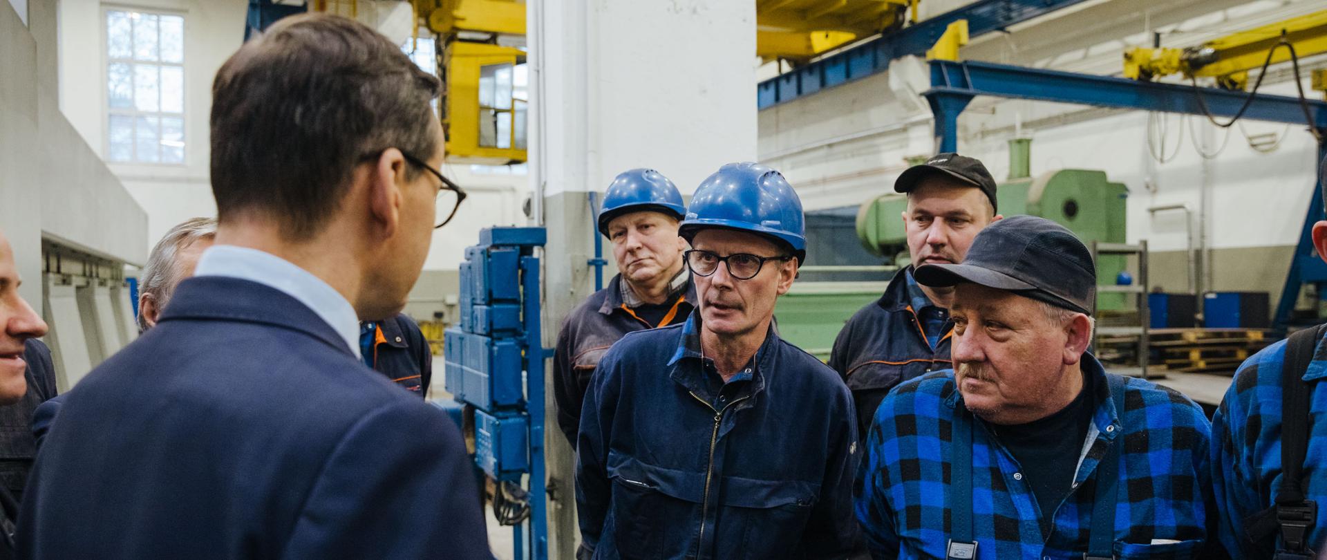 Premier rozmawia z pracownikami fabryki.