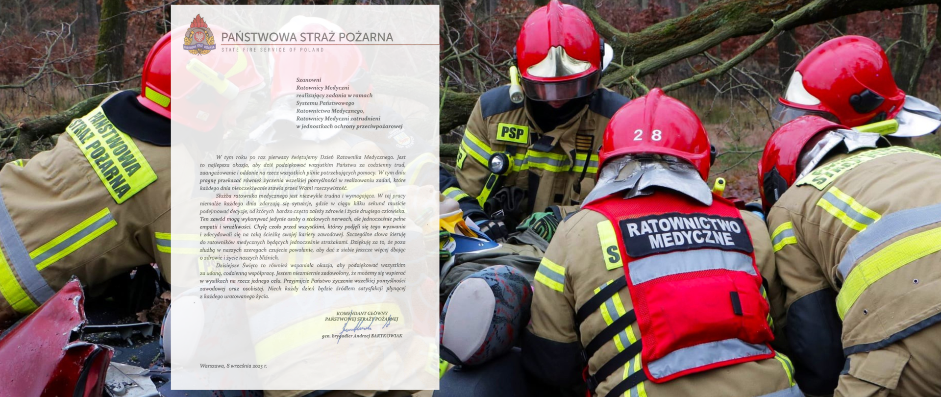 Zdjęcie strażaków podczas działań przy wypadku, a po lewej stronie treść życzeń