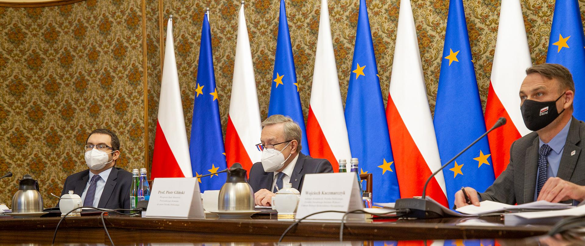Wicepremier Piotr Gliński podczas prowadzenia posiedzenia Komitetu ds. Pożytku Publicznego