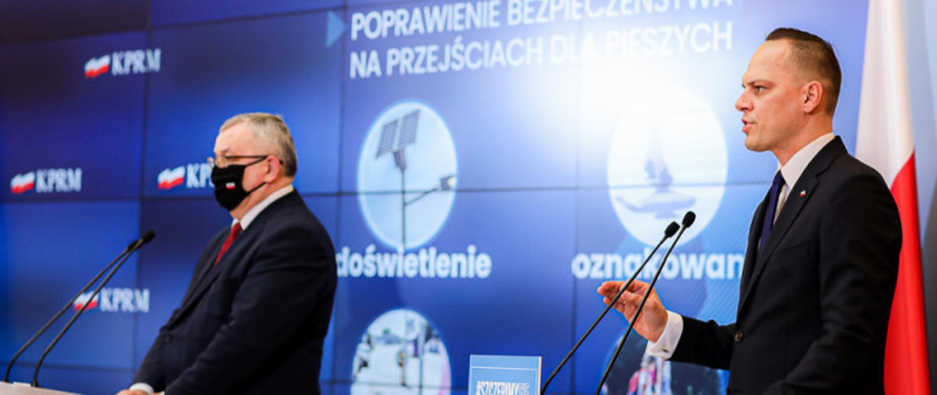 Zdjęcie z prezentacji Programu Bezpiecznej Infrastruktury Drogowej. Dd lewej: Andrzej Adamczyk, Minister Infrastruktury, Rafał Weber, Wiceminister Infrastruktury, 