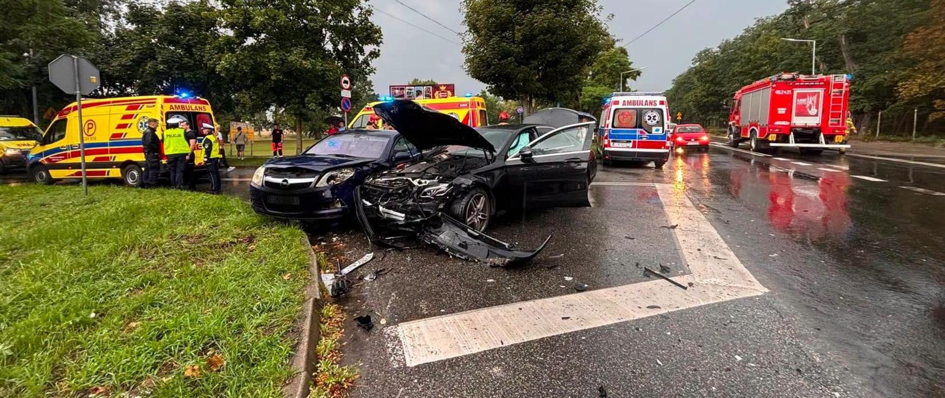 Pojazdy biorące udziały w zdarzeniu oraz służby ratunkowe na miejscu zdarzenia