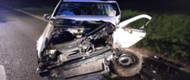 Na zdjęciu widać rozbity pojazd osobowy 