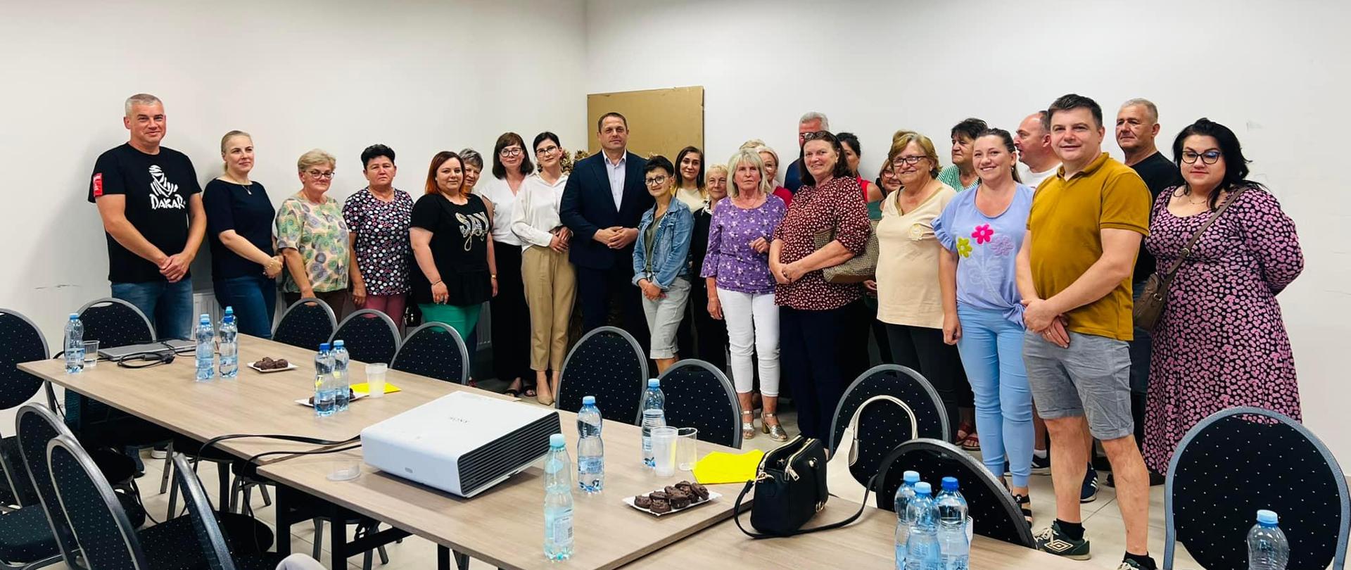 Uczestnicy spotkania edukacyjnego PSSE w Sochaczewie z Kołami Gospodyń Wiejskich z terenu Gminy Brochów wraz z Wójtem Gminy Brochów Piotrem Szymańskim.