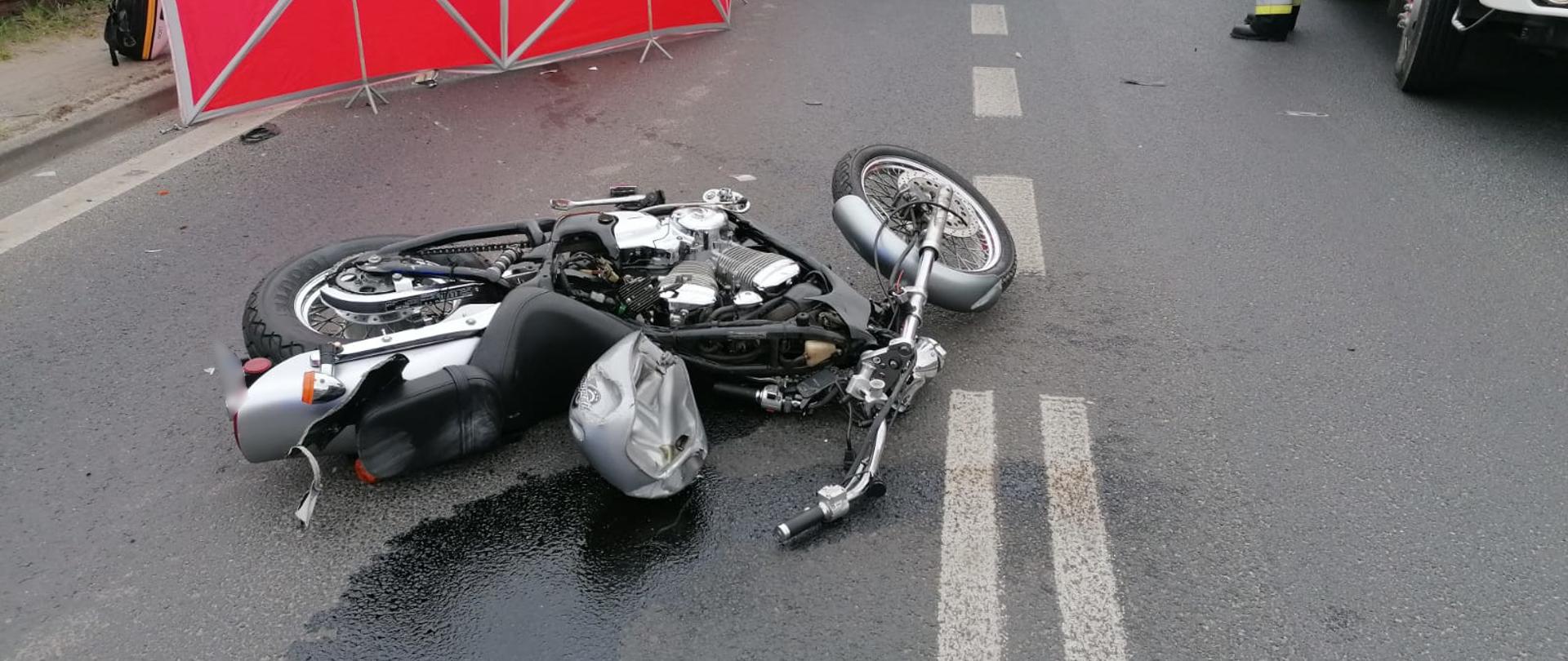 Widoczne miejsce zdarzenia, uszkodzone pojazdy oraz służby działające na miejscu zdarzenia.