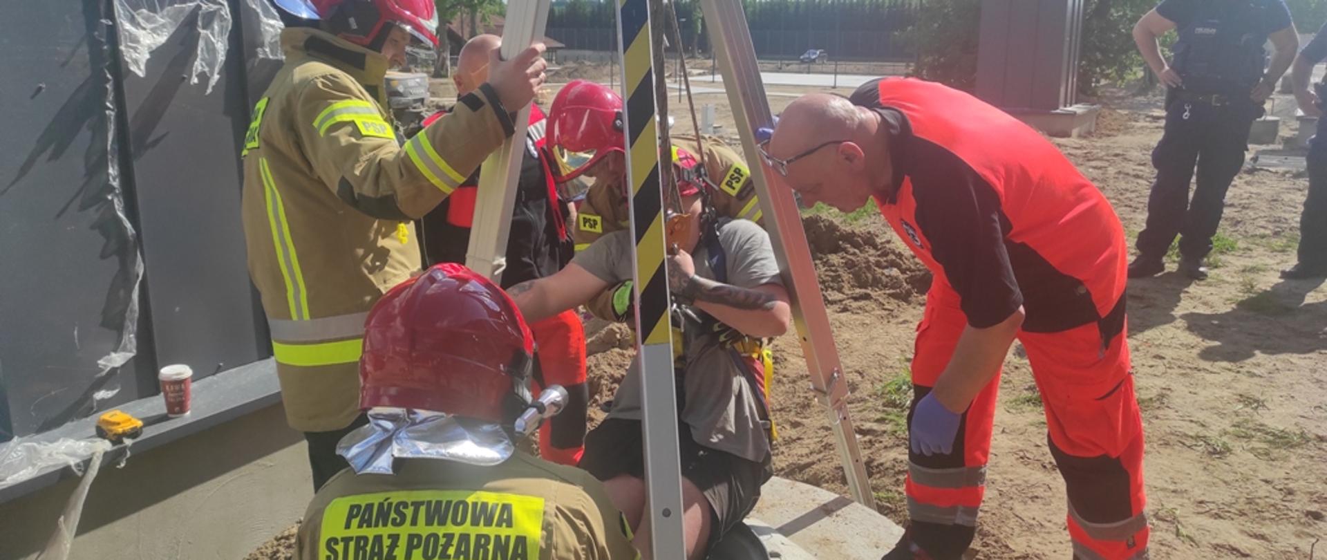 Poszkodowany został wydobyty na powierzchnię. 