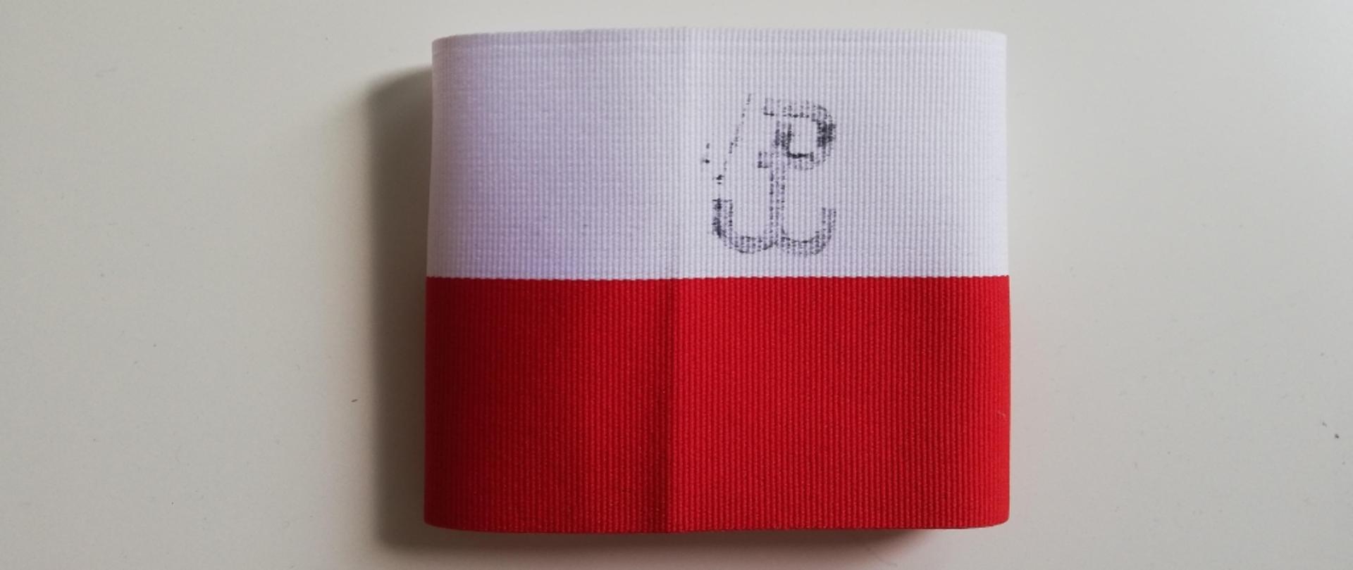 Opaska powstańcza - biało-czerwona ze znakiem Polski Walczącej
