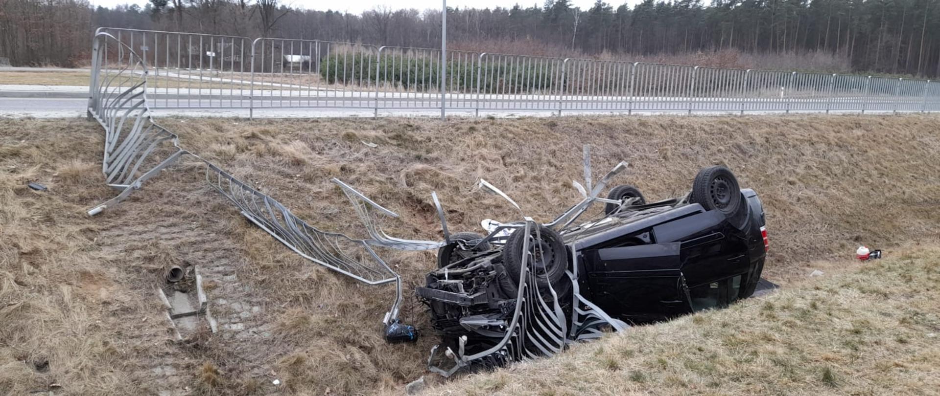 Dachowanie samochodu osobowego droga 747 samochód w rowie