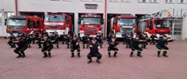 Na zdjęciu strażacy JRG Przemyśl wykonują przysiady podczas akcji charytatywnej 