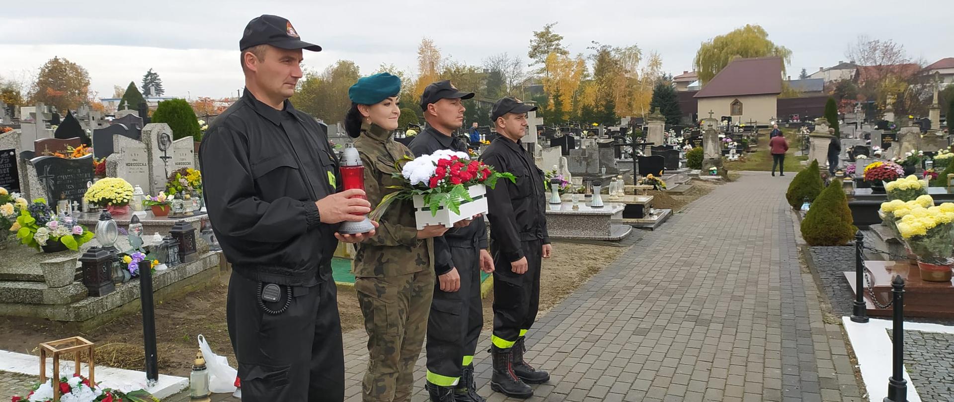 Tradycyjne palenie zniczy na grobach zmarłych strażaków
