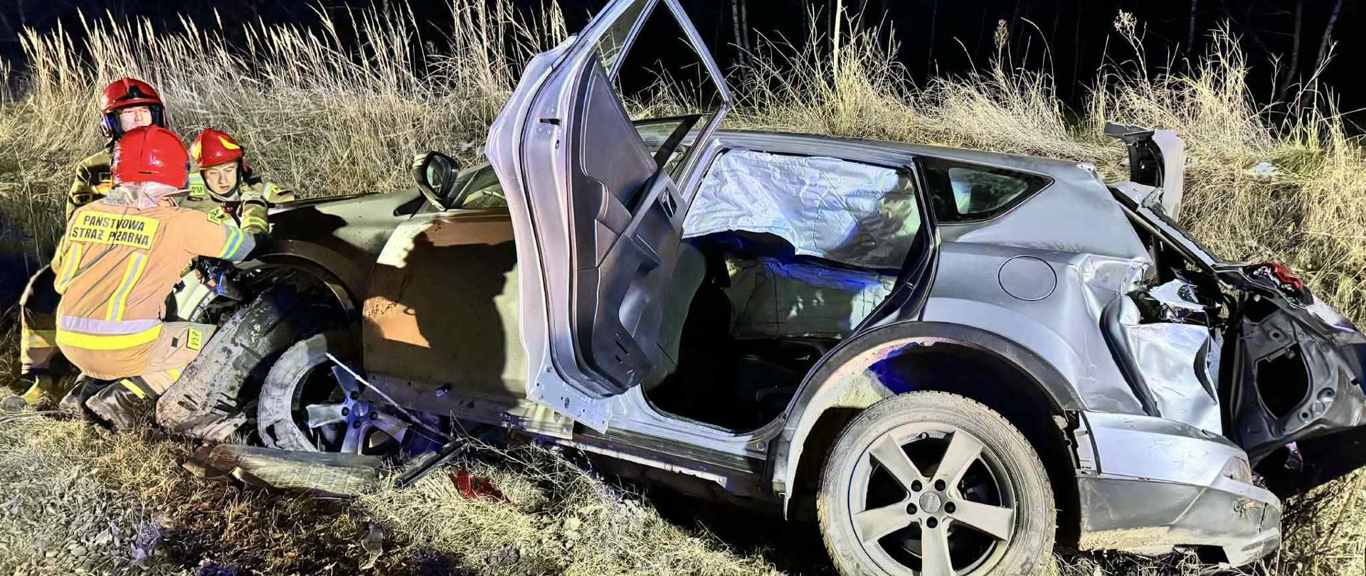 Prowadzone przez strażaków działania ratownicze - uszkodzony samochód osobowy uczestniczący w wypadku