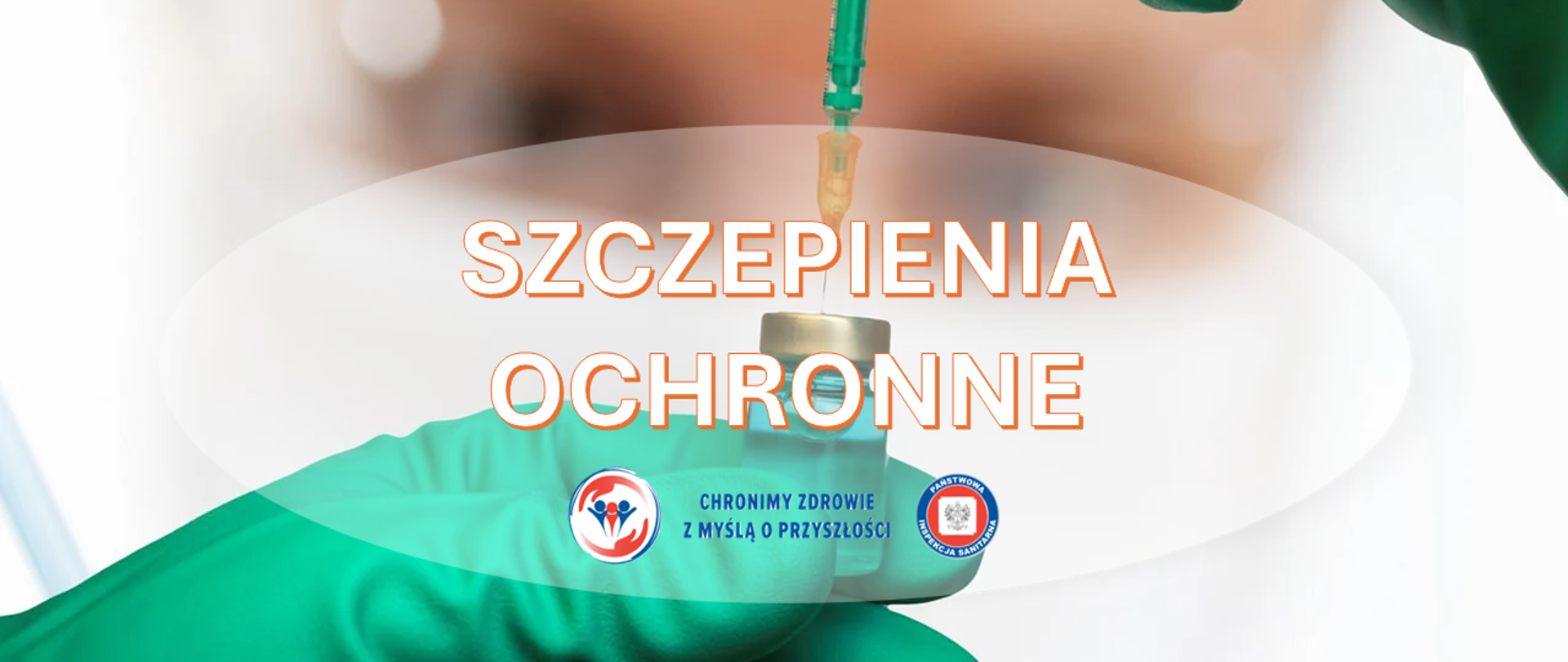 Zbliżenie na dłonie w zielonych rękawiczkach medycznych trzymające fiolkę ze szczepionką, do której wkłuwana jest igła strzykawki. Na środku obrazu widoczny jest napis ‘Szczepienia ochronne’. U dołu znajdują się dwa logotypy Państwowej Inspekcji Sanitarnej wraz z hasłem: "Chronimy zdrowie z myślą o przyszłości"